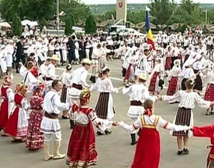 Folclorul a prins viata la Criuleni. Artisti populari din zece tari, la festivalul "Mesterul Manole"