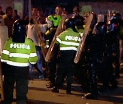 Mii de agricultori au iesit pe strazile din Columbia. Au blocat drumuri si au provocat incendii