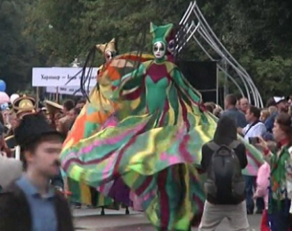 Mai ceva ca la un carnaval. Sute de oameni au sarbatorit ziua de nastere a unui parc din Moscova Mai ceva ca la un carnaval. Sute de oameni au sarbatorit ziua de nastere a unui parc din Moscova
