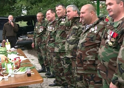 Muzica, frigarui si voie buna. Cum au sarbatorit Ziua Independentei un grup de veterani Muzica, frigarui si voie buna. Cum au sarbatorit Ziua Independentei un grup de veterani
