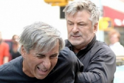Bataie ca in filme! Actorul Alec Baldwin s-a luat la pumni cu un fotograf in plina strada - FOTO