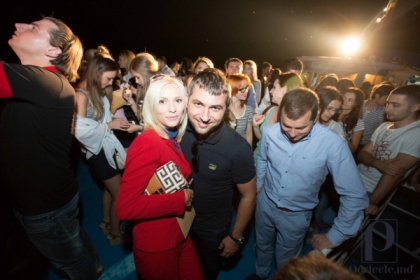 (P) Vin spumant si o noua colectie de haine! Cine a asigurat surprizele la petrecerea "Pe val" (P) Vin spumant si o noua colectie de haine! Cine a asigurat surprizele la petrecerea "Pe val"