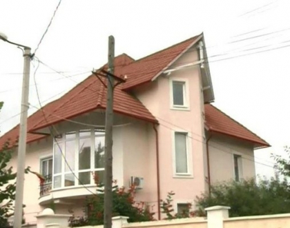 Viata de preot. Vadim Cheibas traieste intr-o casa de milioane de lei cumparata... din banii sotiei? Viata de preot. Vadim Cheibas traieste intr-o casa de milioane de lei cumparata... din banii sotiei?