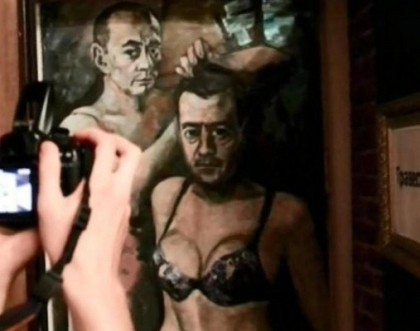 Vladimir Putin si Dmitri Medvedev, in lengerie intima, intr-un tablou la o expozitie din Sankt Petersburg Vladimir Putin si Dmitri Medvedev, in lengerie intima, intr-un tablou la o expozitie din Sankt Petersburg