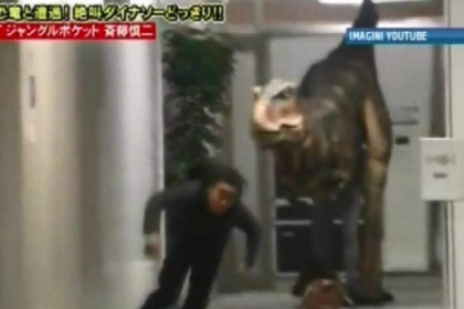Farsa anului! Un japonez a fost atacat de un dinozaur in drum spre birou. Vezi reactia sa dementiala Farsa anului! Un japonez a fost atacat de un dinozaur in drum spre birou. Vezi reactia sa dementiala