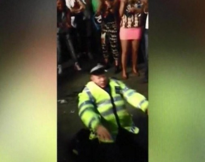 Trei politisti britanici au dat un master class de dans, in cadrul carnavalului de la Londra