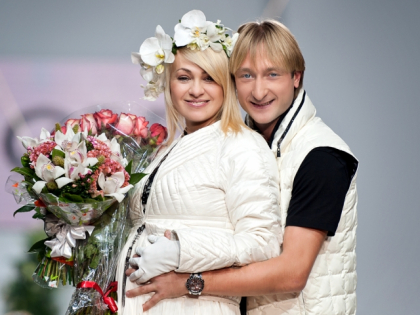 A facut primii pasi! Cum arata fiul Yanei Rudkovskaya si al lui Evgheni Pliushenko - FOTO
