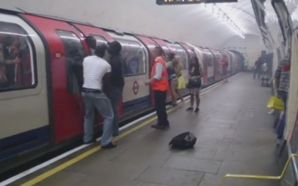 Panica la metroul din Londra. Zeci de oameni s-au calcat in picioare sa scape. VIDEO Panica la metroul din Londra. Zeci de oameni s-au calcat in picioare sa scape. VIDEO