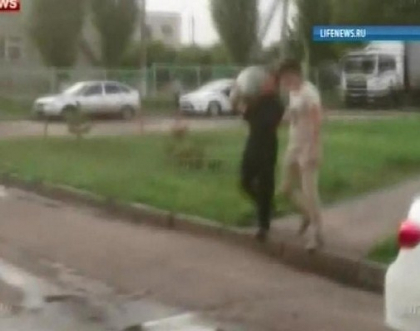 Un rus, prins de politie pe o strada din capitala Baskiriei, ducand pe umar un sac cu marihuana Un rus, prins de politie pe o strada din capitala Baskiriei, ducand pe umar un sac cu marihuana