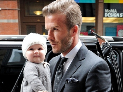 David Beckham, un tata minunat! Uite cum il alinta micuta Harper Seven - FOTO David Beckham, un tata minunat! Uite cum il alinta micuta Harper Seven - FOTO