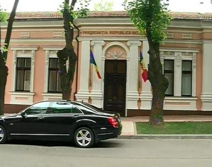 Voronin vrea in continaure sa fie pazit de bodyguarzi platiti de stat. PCRM a depus un demers