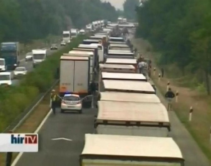 Trei romani au murit si 18 au fost raniti intr-un accident pe o autostrada din Ungaria Trei romani au murit si 18 au fost raniti intr-un accident pe o autostrada din Ungaria