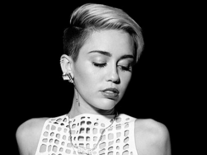 Miley Cyrus continua sa socheze si sa se dezbrace: Acum isi arata sanii goi - FOTO