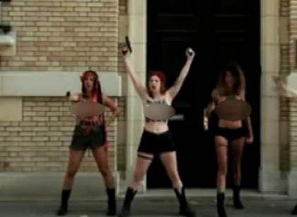 Activistele Femen au manifestat cu sanii goi in fata mai multor ambasade ale Ucrainei din Europa Activistele Femen au manifestat cu sanii goi in fata mai multor ambasade ale Ucrainei din Europa