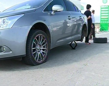 Cativa oameni s-au trezit fara roti pe drumuri: "Moldova, tara minunilor" Cativa oameni s-au trezit fara roti pe drumuri: "Moldova, tara minunilor"
