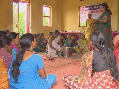 Cum fac bancherii bani in satele sarace din India