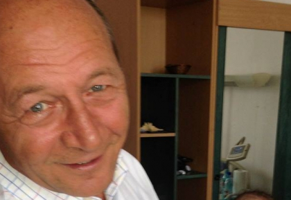 Prima fotografie cu nepotica!Traian Basescu, CU OCHII IN LACRIMI : "Seamana cu mine" - FOTO Prima fotografie cu nepotica!Traian Basescu, CU OCHII IN LACRIMI : "Seamana cu mine" - FOTO