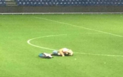 Au fost dati afara de pe stadion dupa ce au fost surprinsi facand sex. FOTO Au fost dati afara de pe stadion dupa ce au fost surprinsi facand sex. FOTO