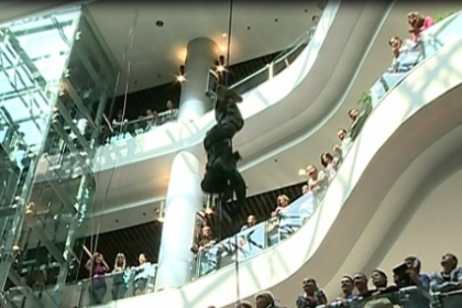 Spectacol militar intr-un mall din capitala: "Aratam societatii barbatia, eroismul si darzenia militarilor"