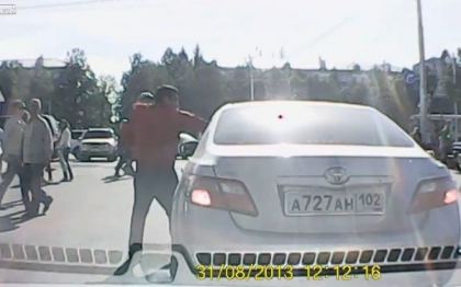 Imagini dure surprinse in trafic. Un barbat care-si tine fiica in brate este lovit de un sofer Imagini dure surprinse in trafic. Un barbat care-si tine fiica in brate este lovit de un sofer