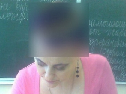 A vrut sa fie in pas cu moda, insa s-a facut de ras! Cum s-a afisat aceasta profesoara in fata elevilor - FOTO A vrut sa fie in pas cu moda, insa s-a facut de ras! Cum s-a afisat aceasta profesoara in fata elevilor - FOTO