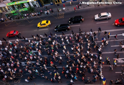 Noapte plina de proteste la Bucuresti: Mii de oameni au iesit in strada. De la ce a pornit totul Noapte plina de proteste la Bucuresti: Mii de oameni au iesit in strada. De la ce a pornit totul