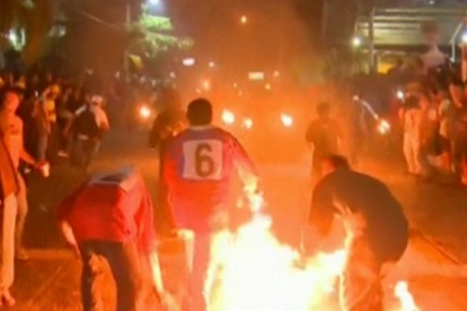 Festival incendiar in Salvador. Vezi cum zeci de tineri s-au batut cu mingi de foc Festival incendiar in Salvador. Vezi cum zeci de tineri s-au batut cu mingi de foc