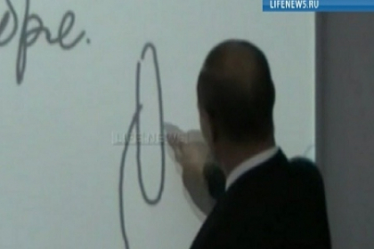 Vladimir Putin si-a etalat talentul de pictor. Ce a desenat pe o tabla in timp ce a vizitat o scoala din Kurga
