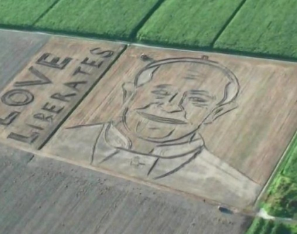 Un portret urias al papei Francisc a aparut pe un camp din Verona. Vezi cum arata tabloul Un portret urias al papei Francisc a aparut pe un camp din Verona. Vezi cum arata tabloul