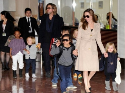 Angelina Jolie, la shopping cu copiii. Cat de grijulie este cu odraslele sale - FOTO Angelina Jolie, la shopping cu copiii. Cat de grijulie este cu odraslele sale - FOTO