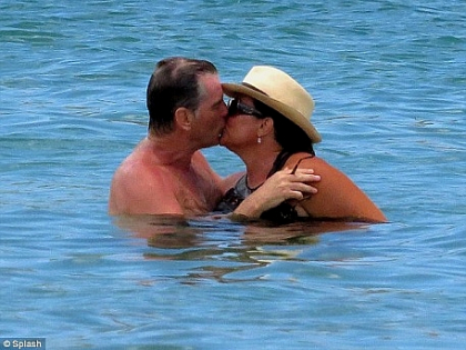 El e sex-simbol, ea obeza. Vezi cum arata sotia lui Pierce Brosnan in costum de baie - FOTO