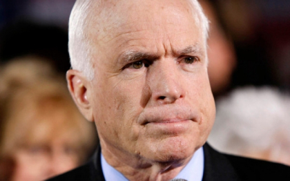 Senatorul John McCain, surprins jucand poker in timpul audierilor privind Siria
