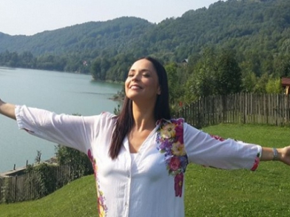 Andreea Marin si iubitul turc, surprinsi in ipostaze tandre la casa ei de vacanta - FOTO