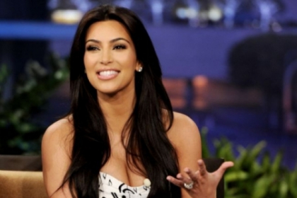 Manjita cu gem pe la gura si cu dintii de aur - in ce ipostaze ridicole a pozat Kim Kardashian pentru o revista de moda Manjita cu gem pe la gura si cu dintii de aur - in ce ipostaze ridicole a pozat Kim Kardashian pentru o revista de moda
