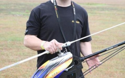 Pasiunea l-a bagat in pamant. Un tanar a fost decapitat de propriul elicopter de jucarie Pasiunea l-a bagat in pamant. Un tanar a fost decapitat de propriul elicopter de jucarie