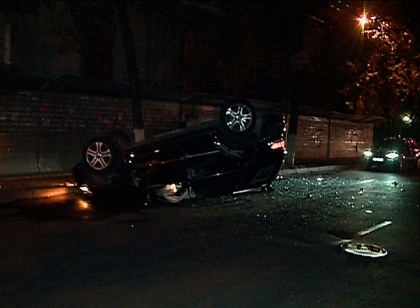 VIDEO. Un Mercedes s-a rasturnat dupa ce s-a tamponat cu un taxi pe o strada din capitala