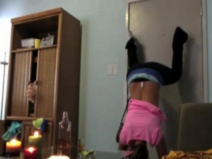 A vrut sa fie sexy, la fel ca Miley Cyrus, dar s-a facut de ras pe internet - VIDEO A vrut sa fie sexy, la fel ca Miley Cyrus, dar s-a facut de ras pe internet - VIDEO