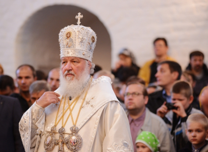Patriarhul rus a ajuns la Chisinau. A fost intimpinat cu gladiole si porumbei dar si cu proteste Patriarhul rus a ajuns la Chisinau. A fost intimpinat cu gladiole si porumbei dar si cu proteste