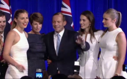 Fotografia de familie a noului premier al Australiei, stricata de un intrus Fotografia de familie a noului premier al Australiei, stricata de un intrus
