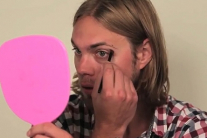 E hilar! Cum incearca trei barbati sa se machieze, urmarind indicatiile unui make-up artist - VIDEO
