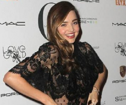 Si-a aratat sanii in toata splendoarea! Cum s-a facut de ras Miranda Kerr pe covorul rosu - FOTO
Si-a aratat sanii in toata splendoarea! Cum s-a facut de ras Miranda Kerr pe covorul rosu - FOTO