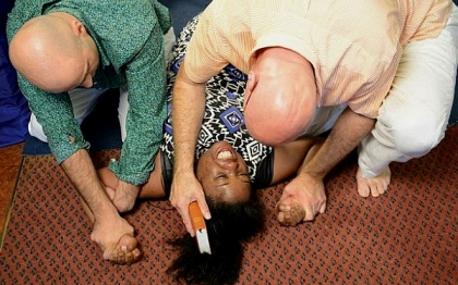 Practica barbara prin care pastorul scoate demonul din ea. Exorcizarea unei mame de 22 de ani Practica barbara prin care pastorul scoate demonul din ea. Exorcizarea unei mame de 22 de ani