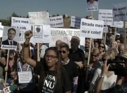 Bucuresti: Moartea copilului sfasiat de caini a scos in strada sute de oameni - "NU suntem hrana" Bucuresti: Moartea copilului sfasiat de caini a scos in strada sute de oameni - "NU suntem hrana"