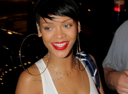 Rihanna, aparitie neasteptat de feminina pe strada. Cu ce decolteu a impresionat la New York Rihanna, aparitie neasteptat de feminina pe strada. Cu ce decolteu a impresionat la New York
