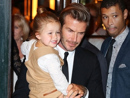 I-a cucerit pe toti! Micuta Harper Beckham a asistat la prezentarea de moda a Victoriei din bratele tatalui ei I-a cucerit pe toti! Micuta Harper Beckham a asistat la prezentarea de moda a Victoriei din bratele tatalui ei