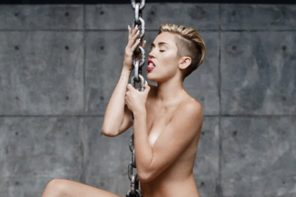 Minorii nu se mai pot uita la ea! Miley Cyrus a renuntat de tot la haine si s-a promovat pe net - VIDEO
Minorii nu se mai pot uita la ea! Miley Cyrus a renuntat de tot la haine si s-a promovat pe net - VIDEO