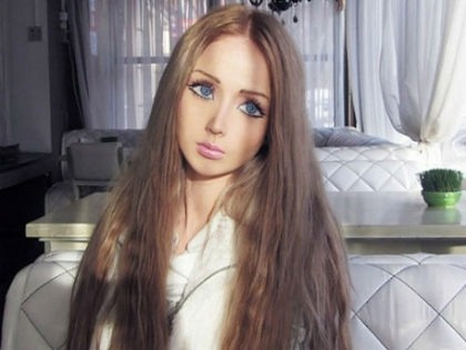 Femeia Barbie, superba si fara operatii estetice. Cum arata la 17 ani, inainte sa se transforme intr-o papusa Femeia Barbie, superba si fara operatii estetice. Cum arata la 17 ani, inainte sa se transforme intr-o papusa