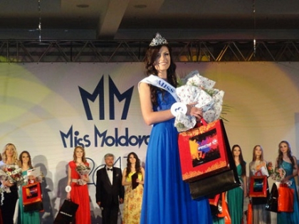 Miss Moldova, parodiata de un scenarist de la noi. Vezi cum o imita vorbind in engleza "“ VIDEO