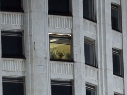 Sex la inaltime! Un cuplu, surprins in tandreturi chiar in cladirea Guvernului din Rusia - VIDEO