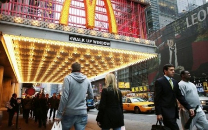 Un manager McDonald\'s si-a jefuit propriul restaurant, iar pe angajati i-a inchis in frigider Un manager McDonald\'s si-a jefuit propriul restaurant, iar pe angajati i-a inchis in frigider